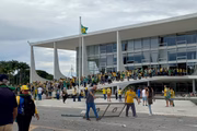 Manifestantes bolsonaristas invadem o Palácio do Planalto