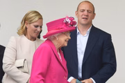 Zara e Mike Tindall com a rainha Elizabeth II