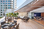 O hotel oferece acomodações luxuosas e bem equipadas com tudo o que o hóspede pode precisar