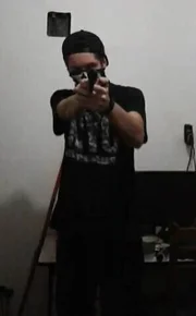 Horas antes da chacina, o jovem publicou em seu Facebook imagens com a pistola usada na ação