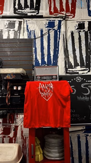 Após baterem o martelo sobre fundar o bloco, vieram as primeiras escolhas, que foram a homenagem à Chico Buarque, o nome do bloco e a criação do logo e da identidade visual do Amor Barato