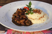 No Dudu Bar, o prato se chama Boi na Colmeia (R$ 43,90). Feito ao molho de melaço, é acompanhado de arroz cremoso de queijo coalho e paçoca de presunto de Parma