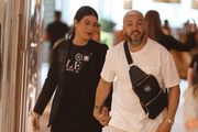 Belo é flagrado de mãos dadas com morena em shopping de luxo