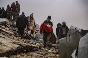 Operações de busca e resgate são conduzidas em edifícios desmoronados após um terremoto em Aleppo, na Síria