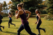 Para quem quer se exercitar, mas odeia academia, há diversas outras atividades que ajudam a manter o corpo em movimento. De acordo com especialistas, caminhar no mínimo 10 mil passos diariamente é ótimo para saúde. Isso porque a atividade auxilia na regulamentação de funções complexas que vão desde a resposta imune até a produção hormonal