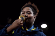 Bia Souza com o ouro olímpico no judô