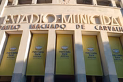 Cartazes com novo nome de Mercado Livre Arena Pacaembu