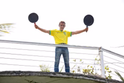 Mário Gomes pegou duas frigideiras e bateu em protesto ao despejo