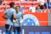 Jogadores do Cruzeiro entram em campo para aquecimento