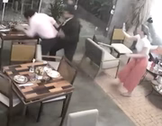 Advogado invade restaurante e agride amigos de ex
