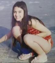 E essa mocinha na praia? 