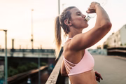 Beber mais água é uma boa estratégia para ajudar quem está querendo diminuir a circunferência da barriga. E não apenas porque a água não tem calorias e ajuda a manter o estômago cheio, mas também porque ela colabora para o funcionamento do metabolismo e o processo de queima de calorias 