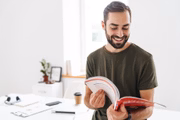Imagem ilustrativa de homem estudando 