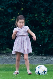 Charlotte joga futebol 