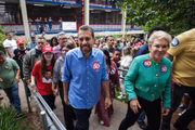 Boulos deixa local de votação junto com sua vice Marta Suplicy