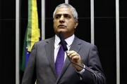 Há duas semanas, o deputado Christino Áureo (PP-RJ) apresentou uma PEC que dá poder ao governo federal, a estados e municípios para reduzir os impostos sobre o valor dos combustíveis e do gás de cozinha de maneira parcial ou total neste ano e no próximo