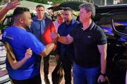 O Governador de São Paulo, Tarcísio de Freitas, chega ao hotel em Copacabana, onde Bolsonaro está hospedado, e cumprimenta apoiadores.