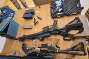 Joias, armas e dinheiro apreendidos durante Operação Tacitus, que prendeu policiais civis suspeitos de envolvimento com o PCC
