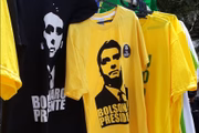 Camisetas do “mito” são vendidas a R$ 30