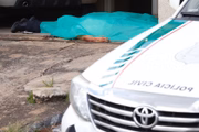 Corpos ficaram caídos próximo ao portão da residência do casal
