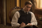 O psicanalista Simon Jordan (Edward Holcroft) tenta fazê-la superar a amnésia