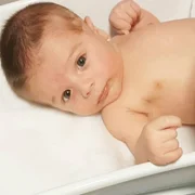 Agora, Guilherme ostenta uma Bíblia e comemora pela sua conversão