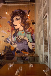 Na decoração, a valorização de grafiteiros brasilienses. Na foto, arte do Pomb