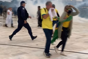 O então comandante de Operações da Polícia Militar do Distrito Federal (PMDF), coronel Jorge Eduardo Naime, corre na direção de manifestante