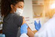 Ao contrário do que muitos pensam, a vacina, na verdade, não impede a contaminação, mas diminui as chances de casos mais graves que possam levar à morte. Por isso é importante continuar tomando as doses indicadas e manter os cuidados para prevenir a infecção