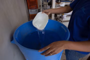 Galão usado para acumular água da chuva