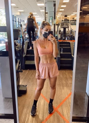 Taíla Lopes faz cardio na academia BodyTech