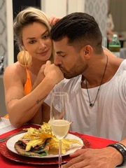 Eles assumiram romance em dezembro de 2019