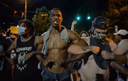 Pessoas protestam pela morte de George Floyd 