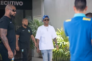Vinícius Jr. durante o desembarque em Brasília