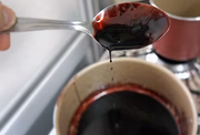 Redução de vinho tinto, usado como molho e na decoração