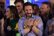 O candidato à Prefeitura de São Paulo Ricardo Nunes (MDB) durante pronunciamento após divulgação do resultado do primeiro turno das eleições de São Paulo, no Edifício Joelma, região central da cidade de São Paulo