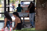 Familiares de se despedem da pequena Vitória