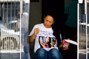 Mãe segura projétil que foi entregue à polícia para análise