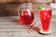 <b>Chá gelado de hibisco</b> -- 1 canela em pau; 1/2 xícara de flor de hibisco desidratada; 4 xícaras de água gelada. <B>Modo de fazer:</b> em uma jarra, adicione a canela, o hibisco e a água. Tampe e deixe na geladeira por 8 horas. Caso deseje adoçar, agave é indicado <b>Chá gelado de hibisco</b> -- 1 canela em pau; 1/2 xícara de flor de hibisco desidratada; 4 xícaras de água gelada. <B>Modo de fazer:</b> em uma jarra, adicione a canela, o hibisco e a água. Tampe e deixe na geladeira por 8 horas. Caso deseje adoçar, agave é indicado