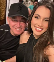 Amado Batista e a namorada posam juntos e sorridentes para as redes sociais