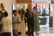 Ele tirou fotos com fãs, enquanto Natasha admirava de longe