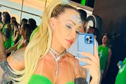 Aline Bianca posa fantasiada