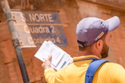 Carteiro Wanderson Soares se desdobra para entregar correspondências na Estrutural