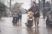 Bianca Valichesky retira as motos de casa após a água baixar na cidade de Sapucaia