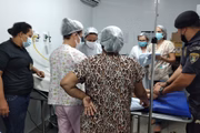 O menino deve ter entre quatro e cinco anos. Estava desacordado e passou a noite chorando. Responsáveis foram encontrados mortos