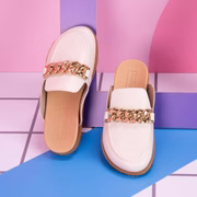 Vem dar close no estilo com esse clog da Moleca (Preço R$ 109,90) que exibe maxi correntes e cor creme, a combinação certeira para todos os seus looks