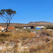 Não há qualquer tipo de licença ambiental, alvarás da prefeitura, outorga de uso da água e registro do loteamento
