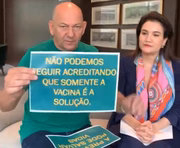 Luciano Hang em transmissão ao vivo com duas médicas ligadas ao Ministério da Saúde