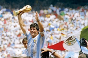 Maradona foi campeão mundial com a Argentina e o melhor jogador da Copa do Mundo em 1986. 