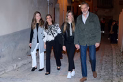 Clique da princesa Leonor, rainha Letizia, infanta Sofia e rei Felipe 
